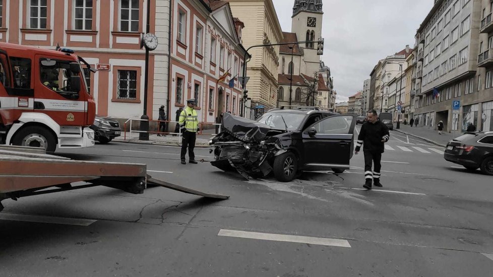 V Žitné se srazily dvě SUV. Nehoda omezila dopravu přibližně na hodinu.