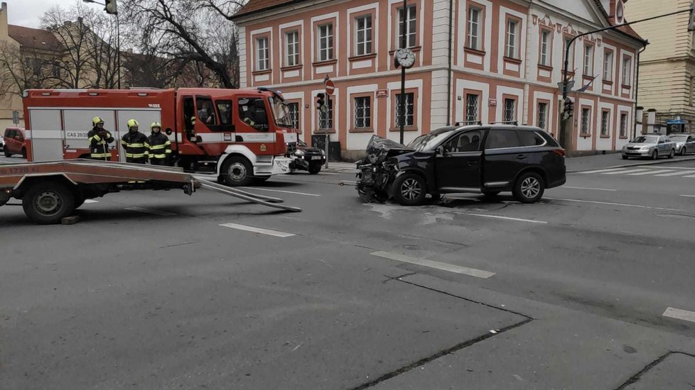 V Žitné se srazily dvě SUV. Nehoda omezila dopravu přibližně na hodinu.