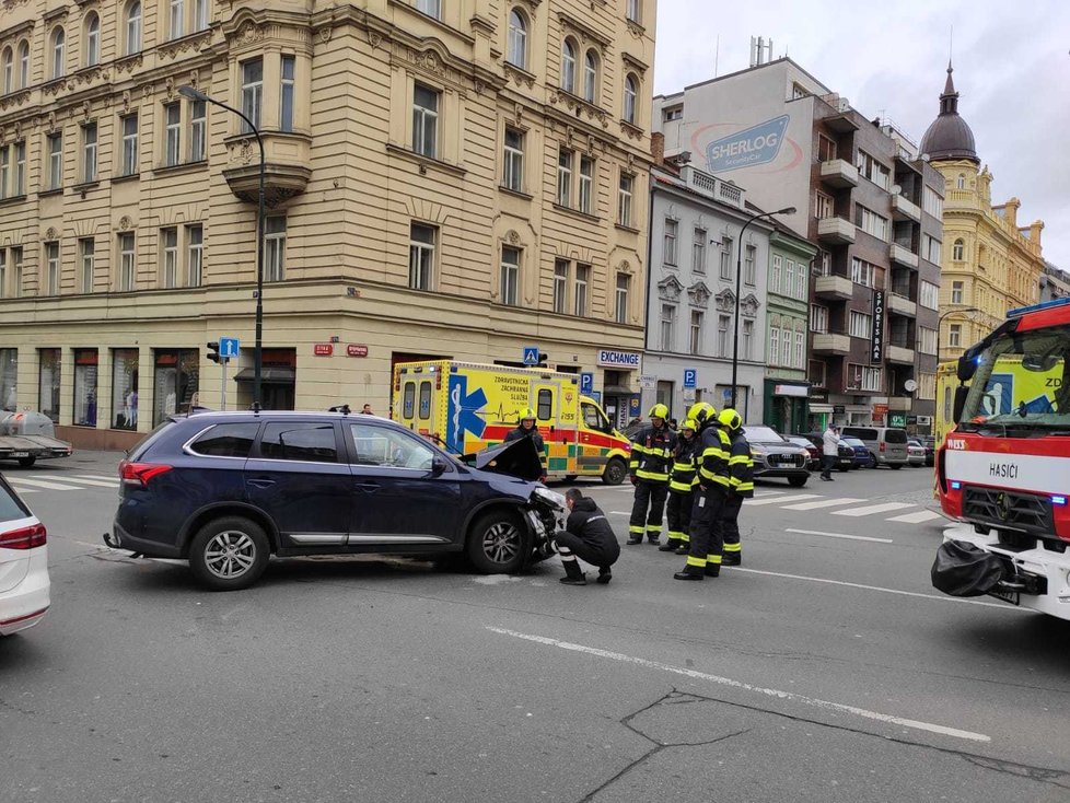 V Žitné se srazily dvě SUV. Nehoda omezila dopravu přibližně na hodinu.