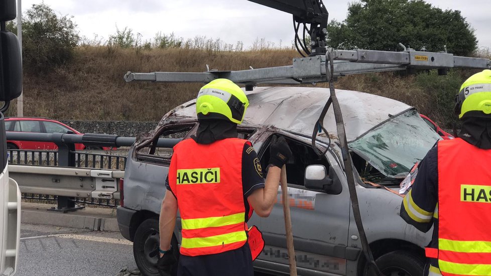 Na Pražském okruhu vyjelo auto ze silničního nadjezdu a zřítilo se několik metrů. Na místě nebyl řidič a jeho vůz musel vytáhnout hasičský jeřáb.