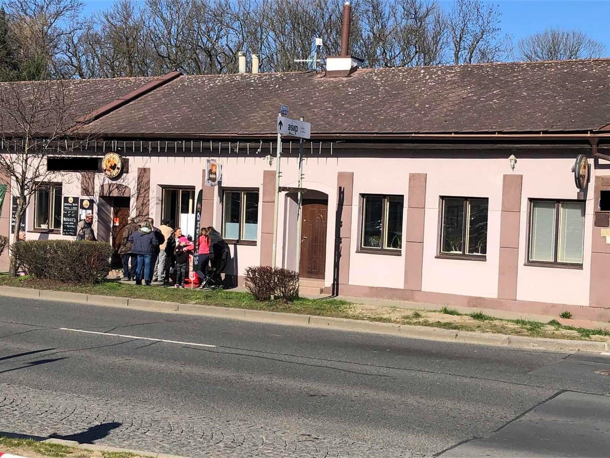 V Uhříněvsi našli recept, jak obejít vládní nařízení o zavření hospod a restaurací.