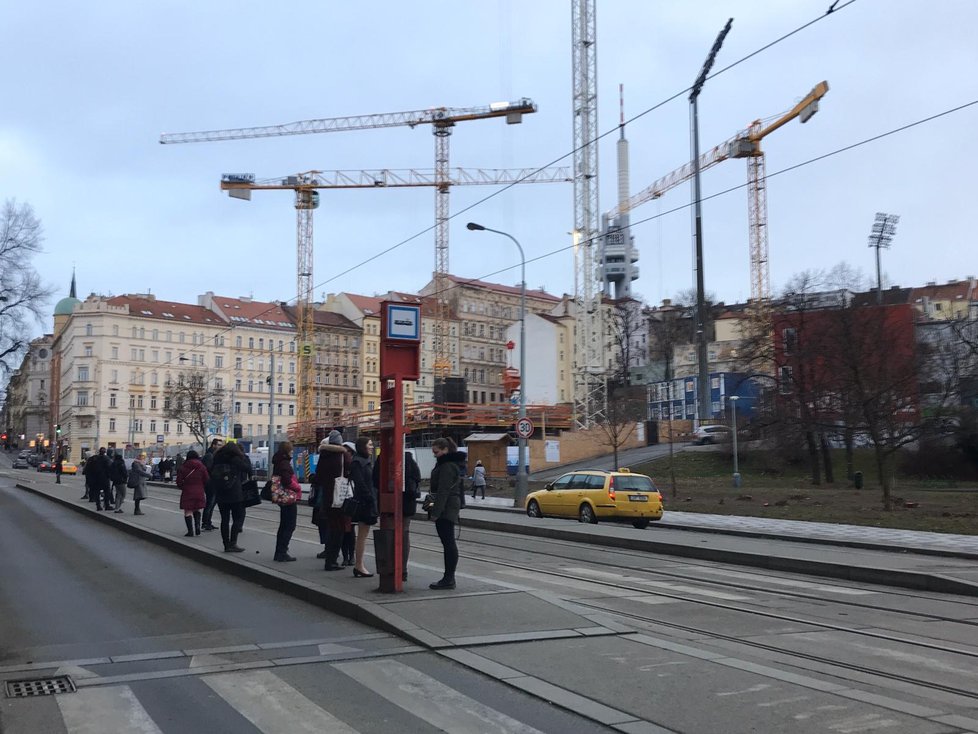 Na zastávce Husinecká na Žižkově zadrželi pražští policisté muže, který si jel vyřídit účty s jiným mužem. U sebe měl několik nožů.