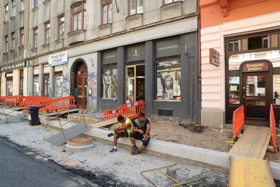 Takto vypadala rekonstrukce Husitské ulice v Praze 3 od března do listopadu 2018.