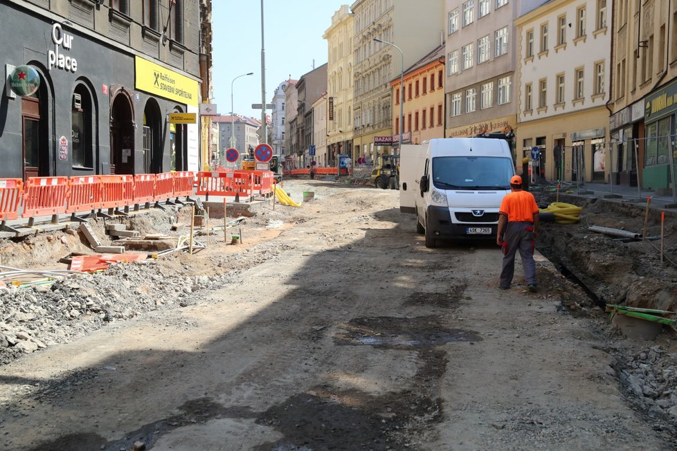 Takto vypadala rekonstrukce Husitské ulice v Praze 3 od března do listopadu 2018.