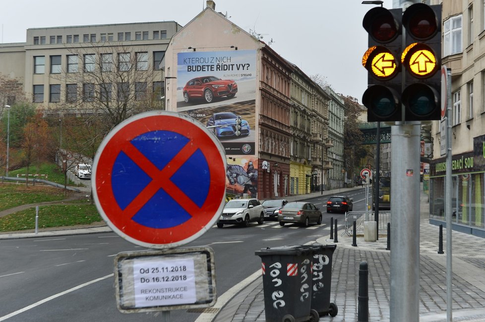 Takto vypadala rekonstrukce Husitské ulice v Praze 3 od března do listopadu 2018.