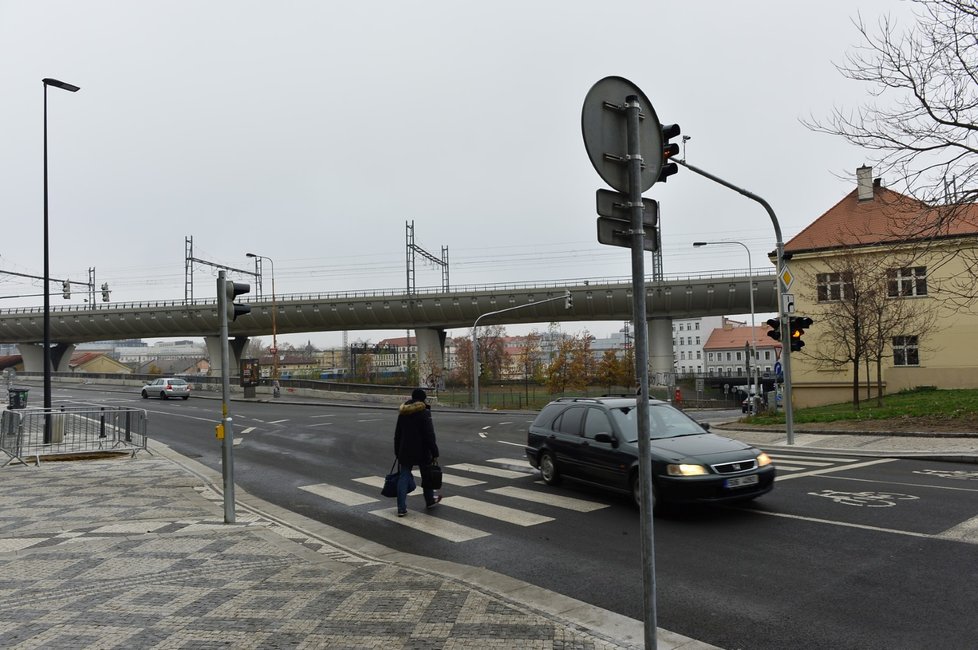 Takto vypadala rekonstrukce Husitské ulice v Praze 3 od března do listopadu 2018.