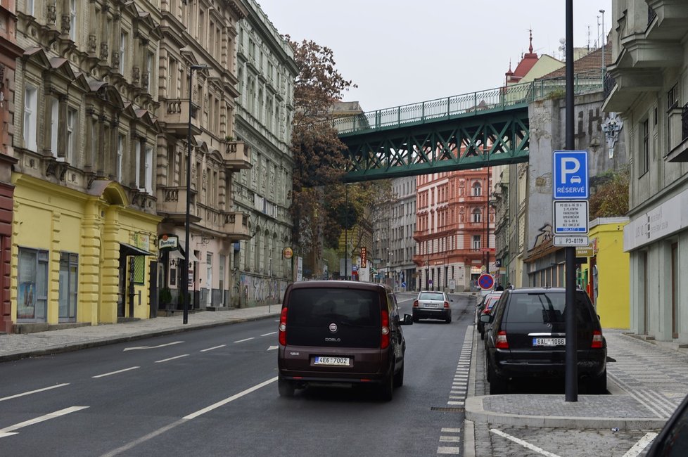 Takto vypadala rekonstrukce Husitské ulice v Praze 3 od března do listopadu 2018.