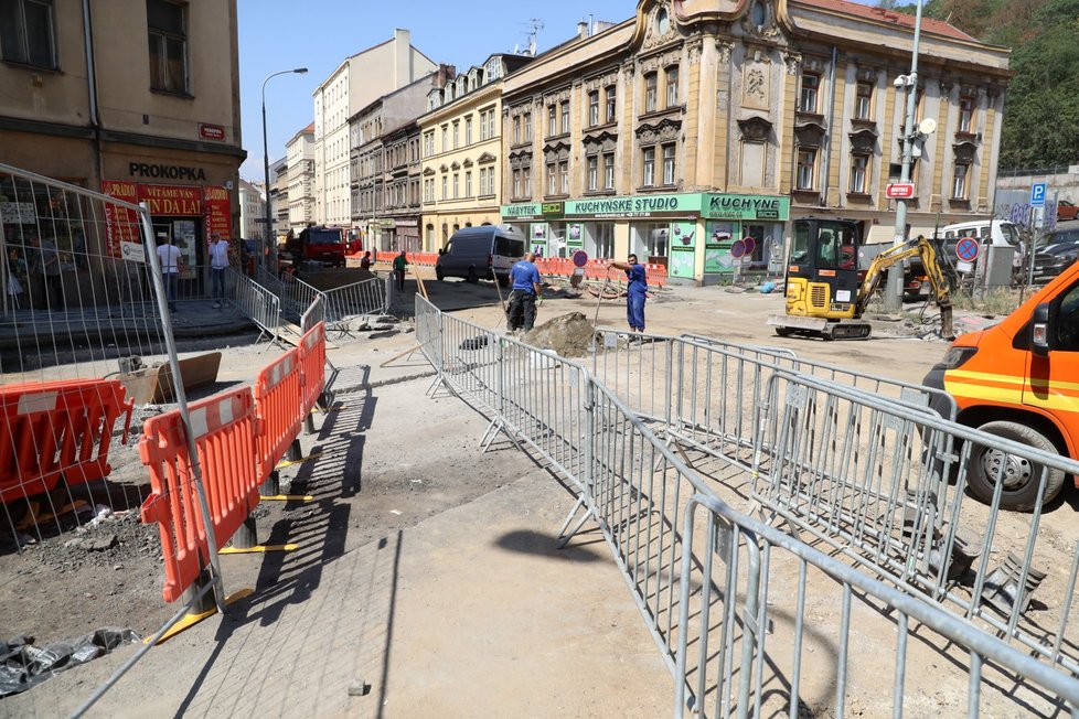 Takto vypadala rekonstrukce Husitské ulice v Praze 3 od března do listopadu 2018.