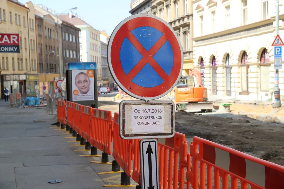 Takto vypadala rekonstrukce Husitské ulice v Praze 3 od března do listopadu 2018.