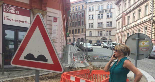 Bývalá primátorka Adriana Krnáčová se zúčastnila kontrolního dne během rekonstrukce Husitské ulice.