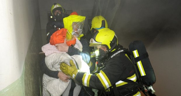 V ulici Jana Želivského hořelo v jednom domě. Hasiči v noci evakuovali 18 lidí. Požár uhasili přibližně za hodinu.