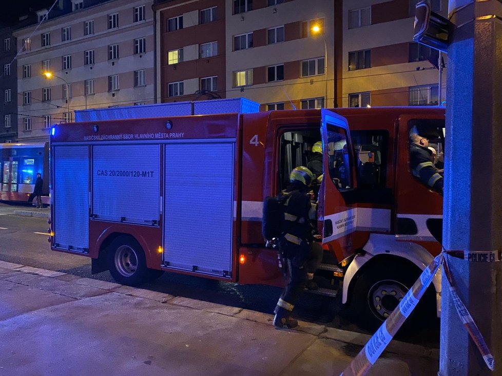 V ulici Jana Želivského hořelo v jednom domě. Hasiči v noci evakuovali 18 lidí. Požár uhasili přibližně za hodinu.