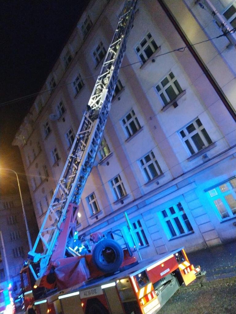 V ulici Jana Želivského hořelo v jednom domě. Hasiči v noci evakuovali 18 lidí. Požár uhasili přibližně za hodinu.