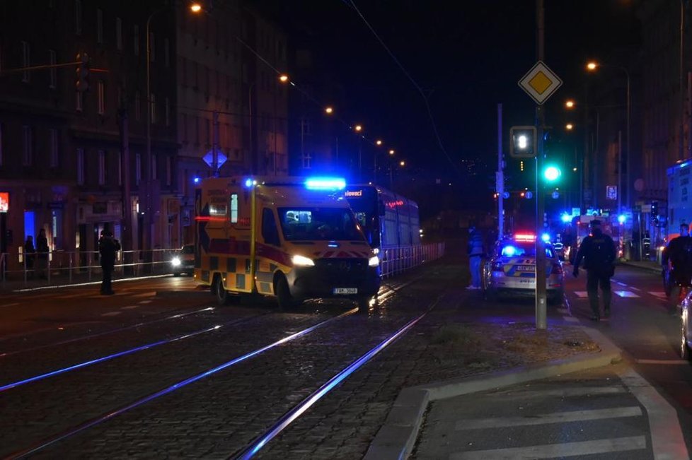 V ulici Jana Želivského hořelo v jednom domě. Hasiči v noci evakuovali 18 lidí. Požár uhasili přibližně za hodinu.