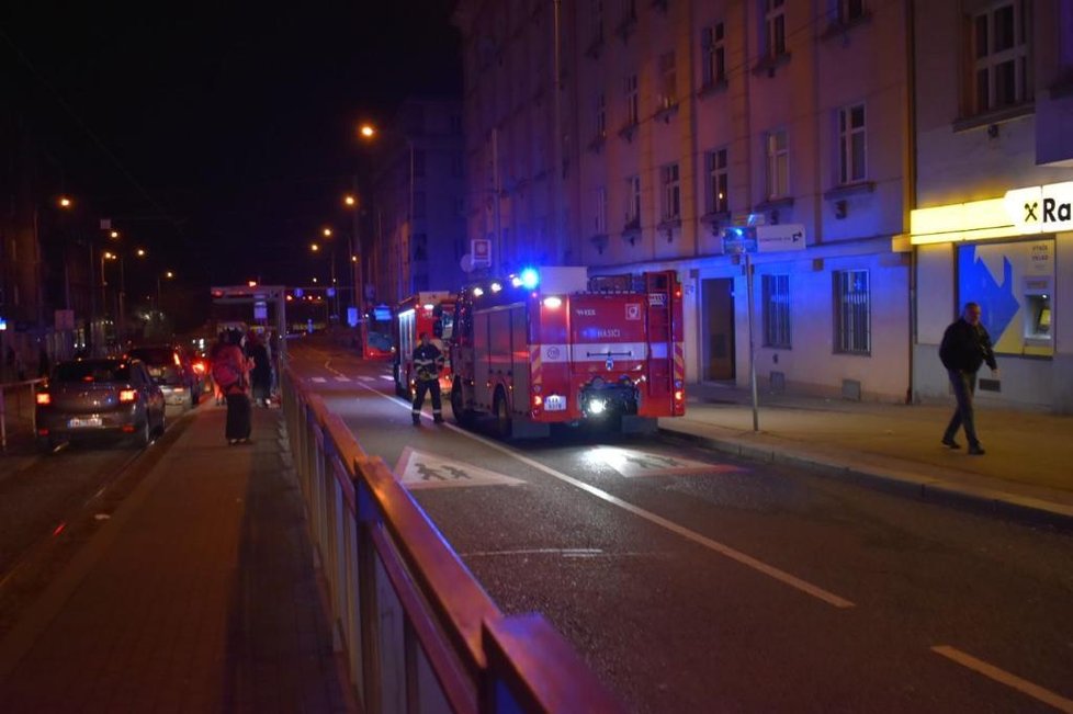 V ulici Jana Želivského hořelo v jednom domě. Hasiči v noci evakuovali 18 lidí. Požár uhasili přibližně za hodinu.