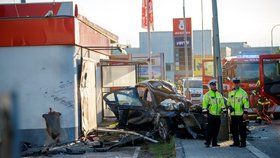 V Novovysočanské ulici v Praze 3 došlo v sobotu (27. 6.) k vážné nehodě. Havarovalo zde auto a řidiče museli vyprošťovat hasiči.