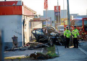 V Novovysočanské ulici v Praze 3 došlo v sobotu (27. 6.) k vážné nehodě. Havarovalo zde auto a řidiče museli vyprošťovat hasiči.