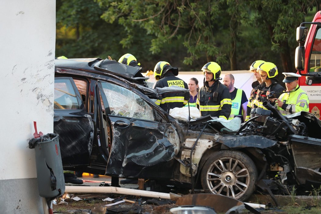 V Novovysočanské ulici v Praze 3 došlo v sobotu (27. 6.) k vážné nehodě. Havarovalo zde auto a řidiče museli vyprošťovat hasiči.