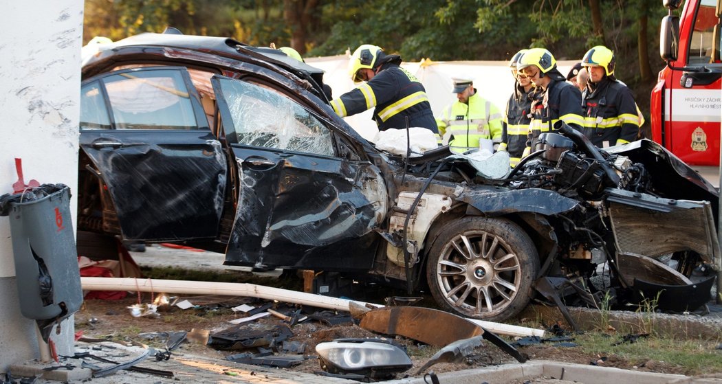 V Novovysočanské ulici v Praze 3 došlo v sobotu (27. 6.) k vážné nehodě. Havarovalo zde auto a řidiče museli vyprošťovat hasiči.