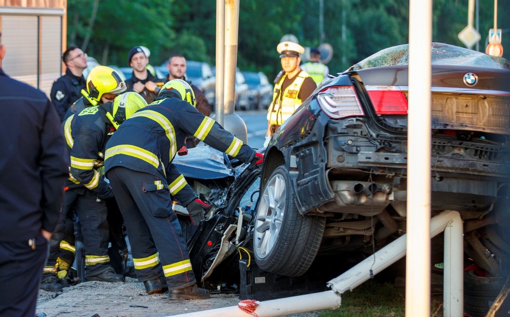 V Novovysočanské ulici v Praze 3 došlo v sobotu (27. 6.) k vážné nehodě. Havarovalo zde auto a řidiče museli vyprošťovat hasiči.