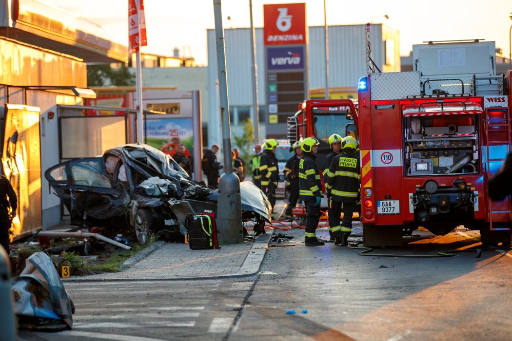 V Novovysočanské ulici v Praze 3 došlo v sobotu (27. 6.) k vážné nehodě. Havarovalo zde auto a řidiče museli vyprošťovat hasiči.