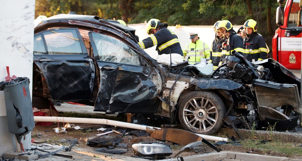 V Novovysočanské ulici v Praze 3 došlo v sobotu (27. 6.) k vážné nehodě. Havarovalo zde auto a řidiče museli vyprošťovat hasiči.