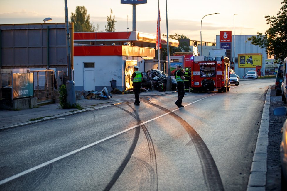 V Novovysočanské ulici v Praze 3 došlo v sobotu (27. 6.) k vážné nehodě. Havarovalo zde auto a řidiče museli vyprošťovat hasiči.