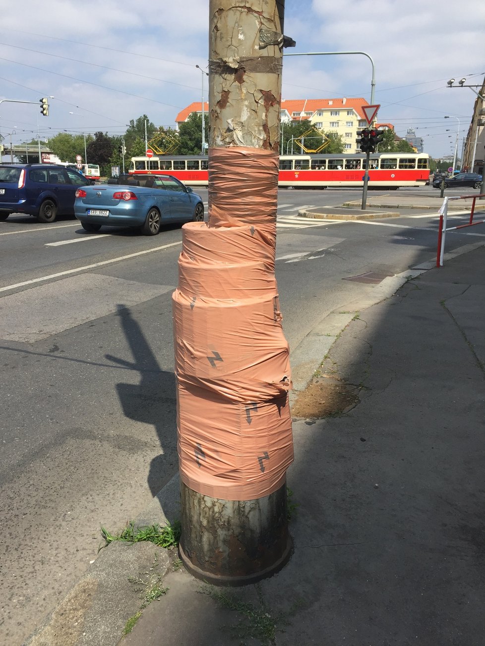 V nadcházejících letech se bude rekonstruovat kabelové vedení u veřejného osvětlení v Praze. V rámci toho by některé lampy měly fungovat i jako dobíjecí stanice pro elektromobily. (ilustrační foto)