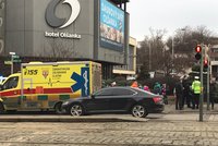 Neštěstí na Žižkově! Auto u hotelu Olšanka srazilo dvě holčičky, pomohla náhodou projíždějící sanitka