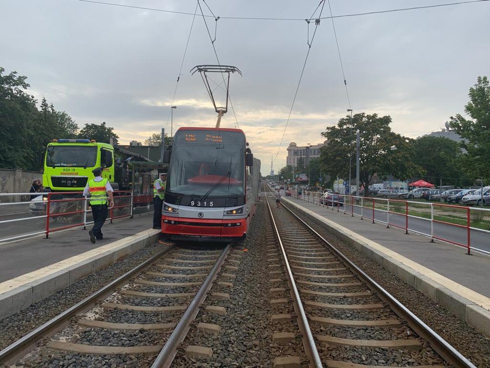 Nedaleko stanice Želivského vykolejila tramvaj.