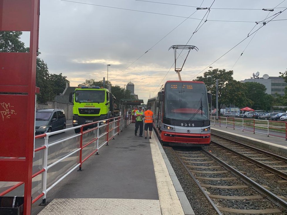 Nedaleko stanice Želivského vykolejila tramvaj.