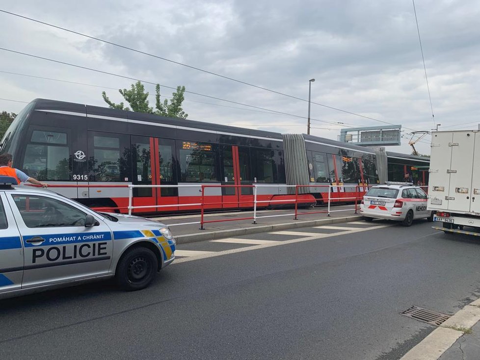 Nedaleko stanice Želivského vykolejila tramvaj.