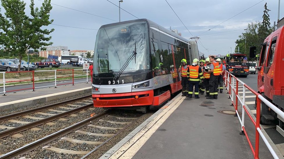 Nedaleko stanice Želivského vykolejila tramvaj.