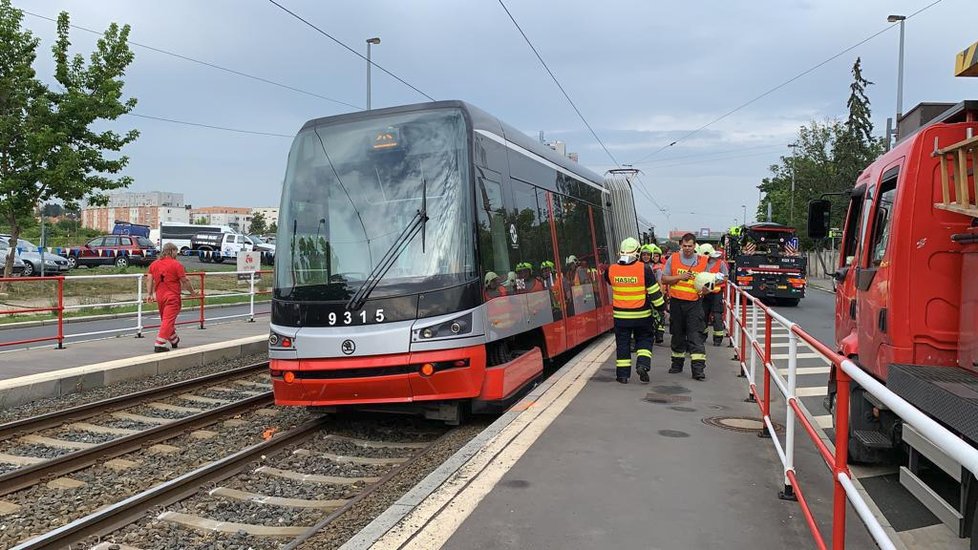 Nedaleko stanice Želivského vykolejila tramvaj.