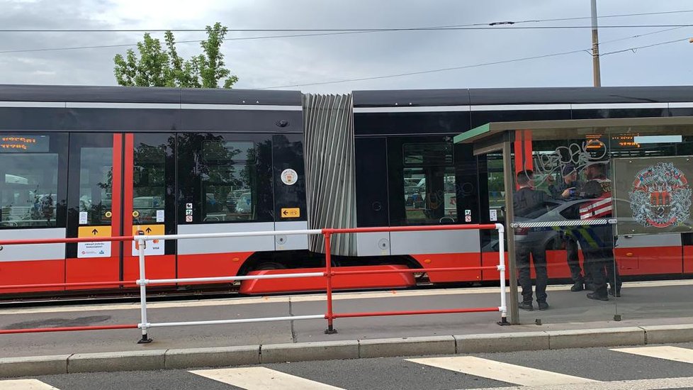 Nedaleko stanice Želivského vykolejila tramvaj.