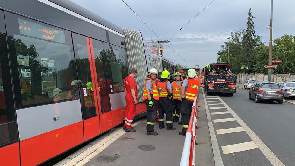 Nedaleko stanice Želivského vykolejila tramvaj.