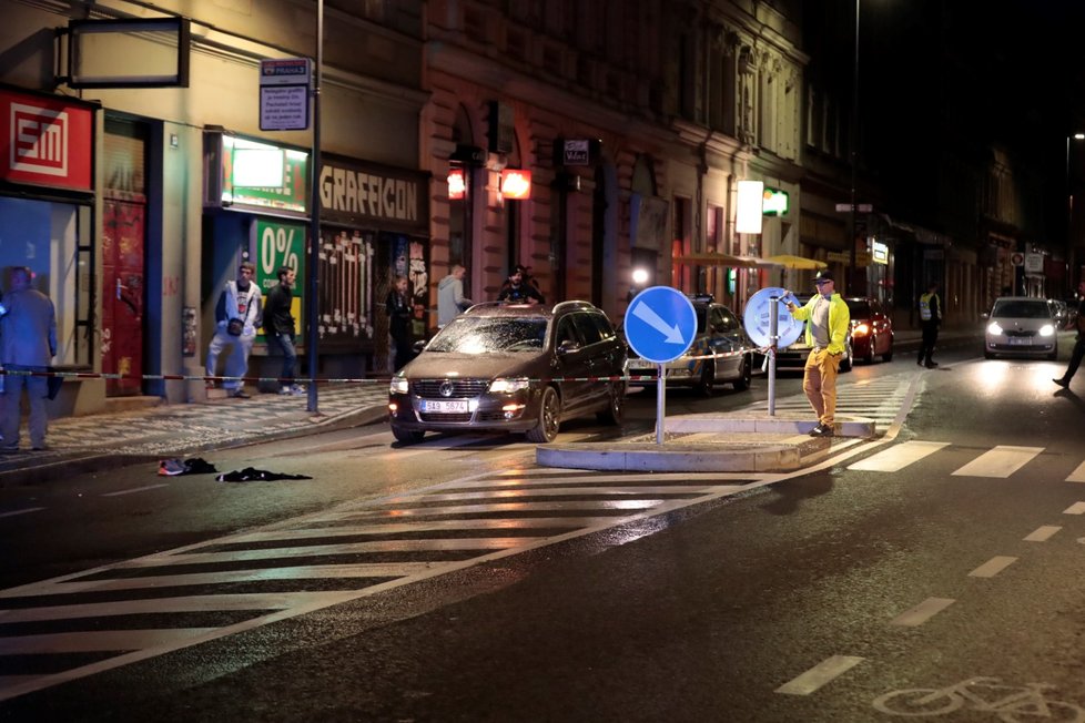 V sobotu večer došlo na Žižkově ke srážce chodce a automobilu. Policisté prověřují možnost, že byl muž do vozovky strčený.