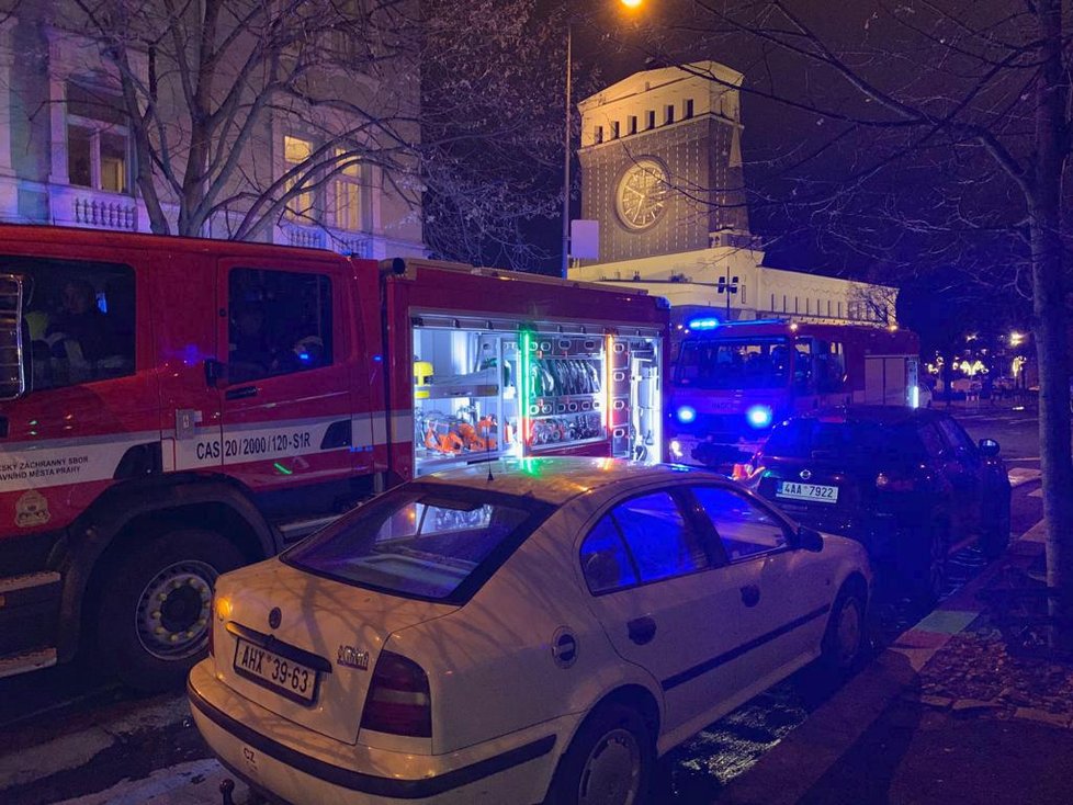 Na Žižkově hořelo. Hasiči nalezli jedno mrtvou osobu.