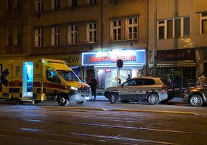 Členové pražské záchranky a policie zasahovali v sobotu v noci na Žižkově. V Seifertově ulici byl po potyčce postřelen člověk.
