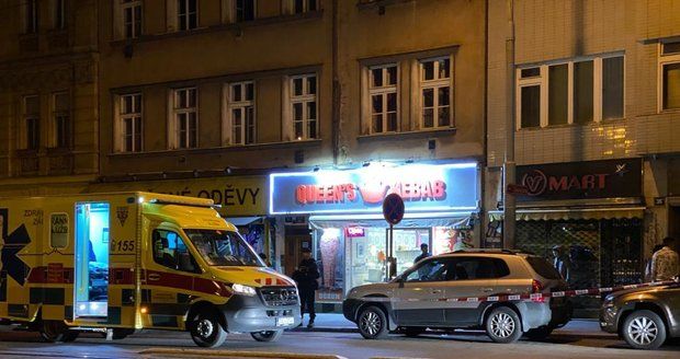Postřelená žena na Žižkově! Do potyčky se zapletl policista, ukradli mu zbraň. Podezřelého policie chytla