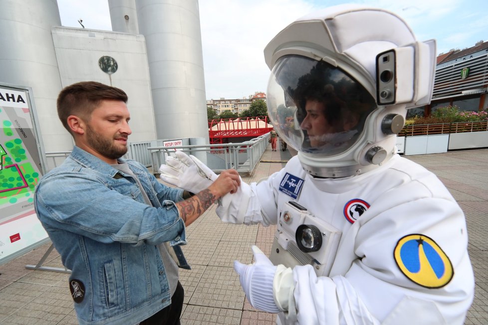 Skafandry pro Apollo 11 měly 21 vrstev, dvojité boty a byly vyráběné ručně.