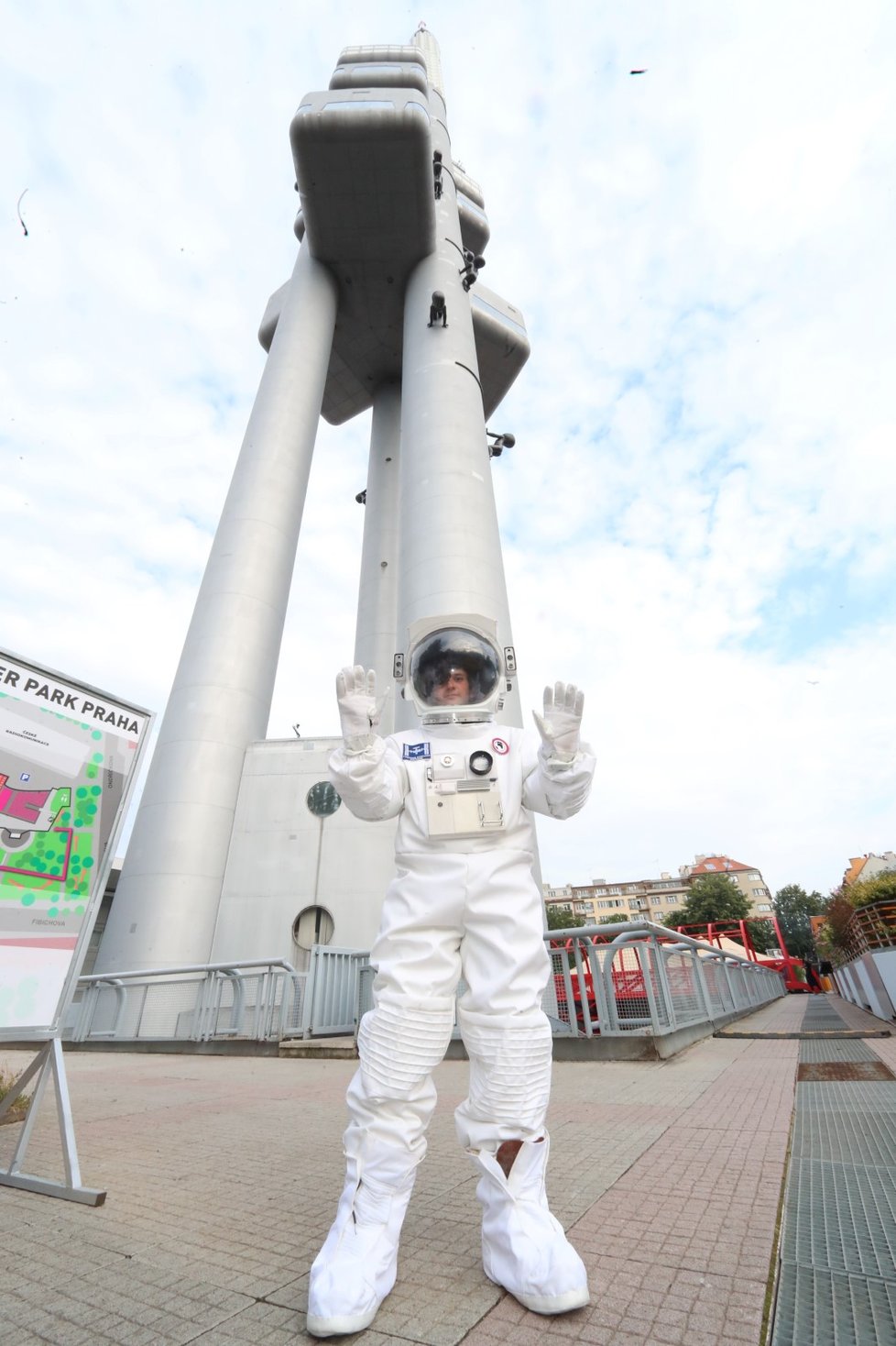 Skafandry pro Apollo 11 měly 21 vrstev, dvojité boty a byly vyráběné ručně.