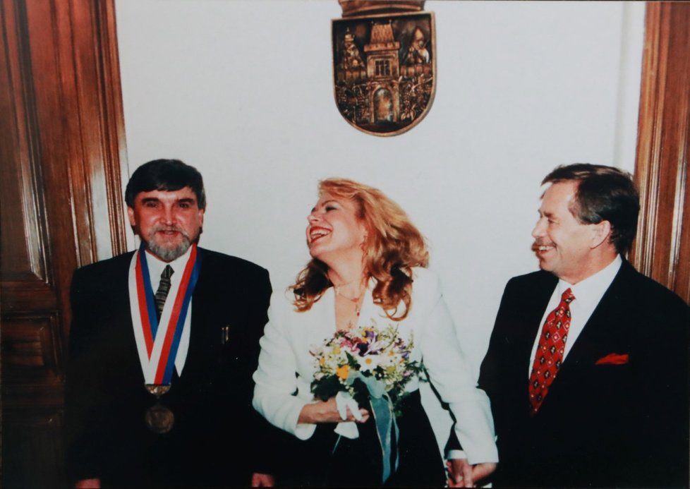 Své „ano“ si řekli na žižkovské radnici Václav Havel a Dagmar Veškrnová.