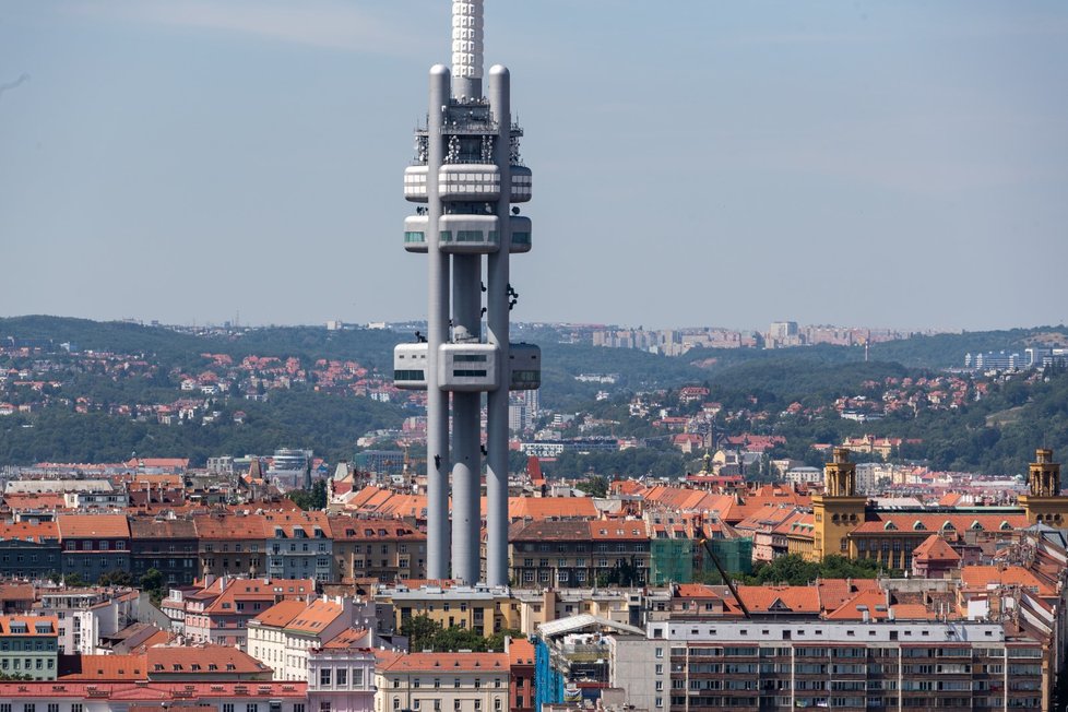 Nedaleko telekomunikační věže se tyčí televizní žižkovská věž.