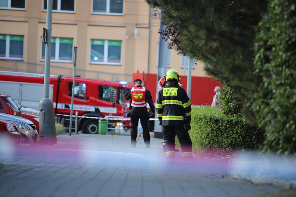 V Praze 3 na adrese V Zahrádkách hořel v neděli 28. června byt. Hasiči museli zasahovat až ve 13. patře.