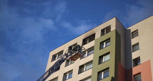 V Praze 3 na adrese V Zahrádkách hořel v neděli 28. června byt. Hasiči museli zasahovat až ve 13. patře.