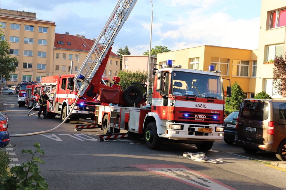 V Praze 3 na adrese V Zahrádkách hořel v neděli 28. června byt. Hasiči museli zasahovat až ve 13. patře.