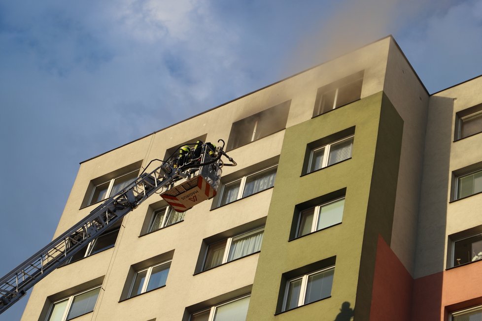 V Praze 3 na adrese V Zahrádkách hořel v neděli 28. června byt. Hasiči museli zasahovat až ve 13. patře.