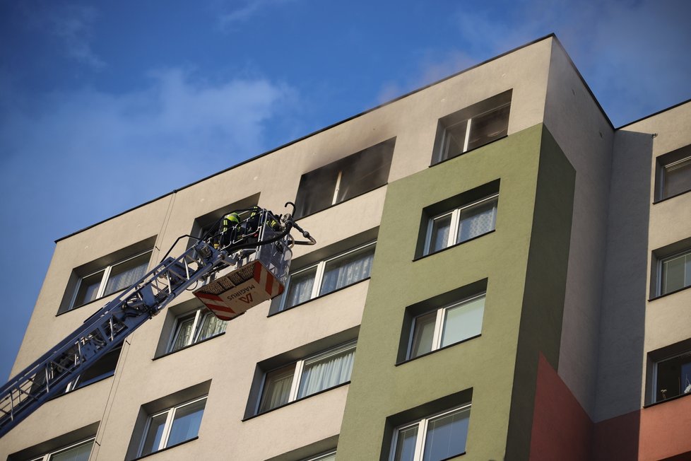 V Praze 3 na adrese V Zahrádkách hořel v neděli 28. června byt. Hasiči museli zasahovat až ve 13. patře.