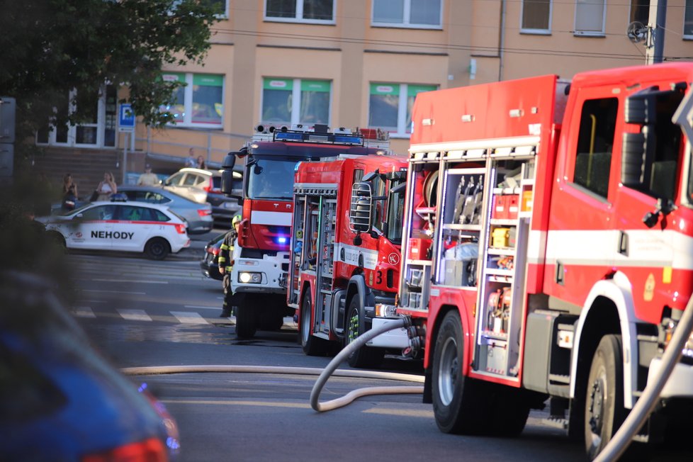 V Praze 3 na adrese V Zahrádkách hořel v neděli 28. června byt. Hasiči museli zasahovat až ve 13. patře.